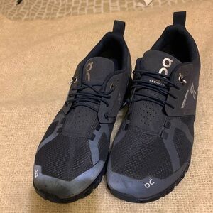 On cloud women sneakers size 8 but fits more like a 7.5 waterproof